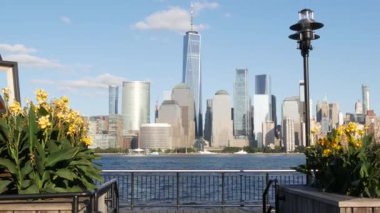 New York City Manhattan şehir merkezi finans bölgesi silueti, New Jersey Exchange Place, ABD. Gökdelen binalı şehir manzarası, Dünya Ticaret Merkezi. J Owen Grundy Parkı, Paulus Hook.