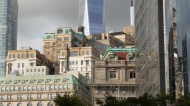 New York City Manhattan Şehir Merkezi Finans Bölgesi, Amerika Birleşik Devletleri. Dünya Ticaret Merkezi gökdeleni, Fidi 'deki kule binası. Modern iş merkezi. Broadway sokak mimarisi. Batarya parkı