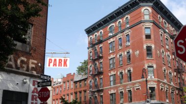 New York City şehir binaları mimarisi, Manhattan West Village Greenwich caddesi köşesi, Amerika Birleşik Devletleri. Greenwich Village Perry Caddesi, ABD. Kırmızı tuğlalı ev. Otopark.