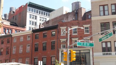 Manhattan, ABD 'deki New York City Broadway sokak tabelası. Amerikan şehrinde şehir yol tabelası. Şehir merkezinde trafik levhası. Union Meydanı yakınlarındaki tarihi kadınlar bölgesinde mimarlık binası.