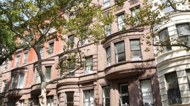 New York City konak binaları, Manhattan 'da ya da Brooklyn' de evler, Amerika Birleşik Devletleri. Mahalle sokağındaki klasik binalar. Gayrimenkul. Kasabanın Rowhouse evi.