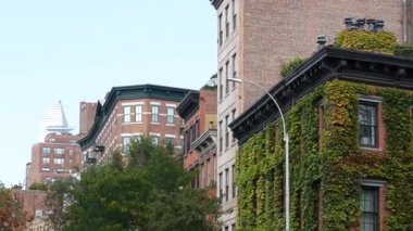 New York City şehir binaları mimarisi, Aşağı Manhattan West Village Greenwich caddesi köşesi, Amerika Birleşik Devletleri. Greenwich Köyü, ABD. Kırmızı tuğlalı ev. Duvarda asma yeşili.