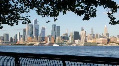 New York City Manhattan şehir merkezi silueti, Chelsea ve Hudson Yards kuleleri New Jersey, Hoboken Pier, ABD 'den. Nehir kıyısı şehir manzarası gökdelen binaları, Amerikan mimarisi
