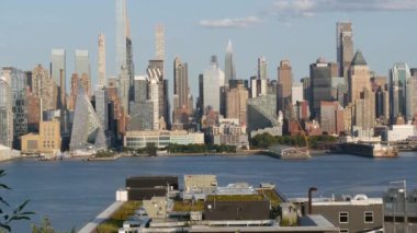 New York City Manhattan şehir merkezi silüeti, New Jersey 'den Hells mutfağı, Weehawken Port Imperial, ABD. Gökdelen binalı şehir manzarası, Amerikan mimarisi. Hudson Nehri Rıhtımı