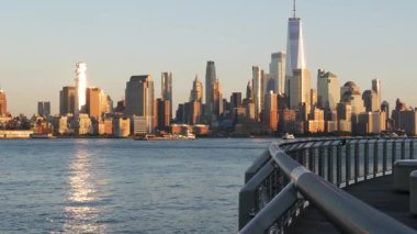 New York City Manhattan Şehir Merkezi Finans Bölgesi ufuk çizgisi New Jersey 'den Dünya Ticaret Merkezi Kulesi Hoboken İskelesi, Amerika Birleşik Devletleri. Nehir kıyısı şehir manzarası ve gökdelen binası