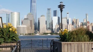 New York City Manhattan şehir merkezi finans bölgesi silueti, New Jersey Exchange Place, ABD. Gökdelen binalı şehir manzarası, Dünya Ticaret Merkezi. J Owen Grundy Parkı, Paulus Hook.