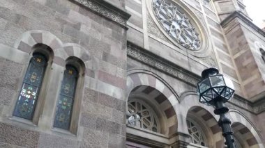 New York Merkez Sinagogu eski tarihi bina 1872, Lexington Bulvarı, Amerika Birleşik Devletleri. Manhattan 'daki Yahudi cemaati. Yahudilik dini dönüm noktası. David Geometri Süslemesi Yıldızı. Pencere.