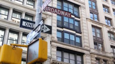 New York City Broadway sokak tabelası aşağı Manhattan, ABD 'de. Amerikan şehrinde şehir yol tabelası. NYC ABD 'de trafik levhası. Soho yakınlarındaki West Village bölgesinde inşaat mimarisi. Tek yönlü ok