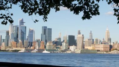 New York City Manhattan şehir merkezi silueti, Chelsea ve Hudson Yards kuleleri New Jersey, Hoboken Pier, ABD 'den. Nehir kıyısı şehir manzarası gökdelen binaları, Amerikan mimarisi