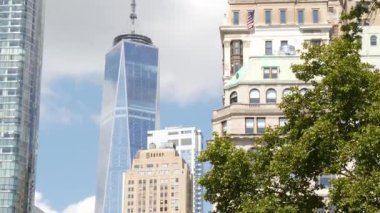 New York City Manhattan Şehir Merkezi Finans Bölgesi, Amerika Birleşik Devletleri. Dünya Ticaret Merkezi gökdeleni, Fidi 'deki kule binası. Battery Park 'ın modern iş merkezi. Yaz ağacı yeşilliği.