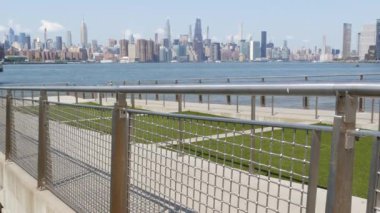 Manhattan şehir merkezi silüeti, Edge Park feribot iskelesi, Kuzey Williamsburg, New York City ABD. East River rıhtımı, Brooklyn. Finans bölgesi gökdelenleri mimarisi. Nehir manzarası.
