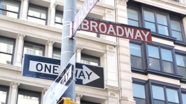 New York City Broadway sokak tabelası aşağı Manhattan, ABD 'de. Amerikan şehrinde şehir yol tabelası. NYC ABD 'de trafik levhası. Soho yakınlarındaki West Village bölgesinde inşaat mimarisi. Tek yönlü ok