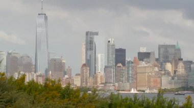 New York City Manhattan şehir merkezi, Liberty Island, ABD 'den gökyüzü. Finans Bölgesi şehir manzarası, Dünya Ticaret Merkezi gökdelen kulesi. Mimarlık. Yağmurlu bulutlu sonbahar güz havası.
