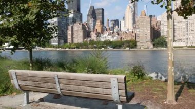 Amerika Birleşik Devletleri Roosevelt Adası 'ndan New York City Manhattan şehir merkezi silueti. Kırmızı tuğla binalar, nehir kenarı manzarası East River suyu, Turtle Bay evleri, gayrimenkul..