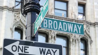 New York City Broadway sokak tabelası aşağı Manhattan, ABD 'de. Amerikan şehrinde şehir yol tabelası. NYC, ABD 'de trafik levhası. Woolworth binası 1913, şehir merkezindeki finans bölgesinde mimarlık..