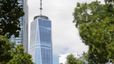 New York City Manhattan Şehir Merkezi Finans Bölgesi, Amerika Birleşik Devletleri. Dünya Ticaret Merkezi gökdeleni, Fidi 'deki kule binası. Battery Park 'ın modern iş merkezi. Yaz ağacı yeşilliği.