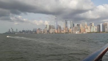 New York City Manhattan şehir merkezi feribottan Özgürlük Adası 'na, Amerika Birleşik Devletleri' ne ufuk çizgisi. Finans Bölgesi şehir manzarası, Dünya Ticaret Merkezi gökdelen kulesi. Liman kenti mimarisi.