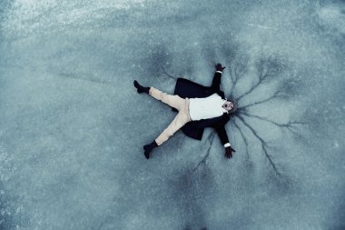 Adam kışın buzda döşeme vurguladı