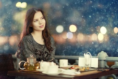 Restoranda genç güzel kız