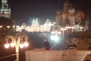 Bir gece şehirde güzel kız