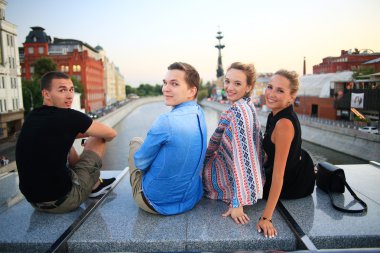 Gençler güneşli günde rahatlatıcı