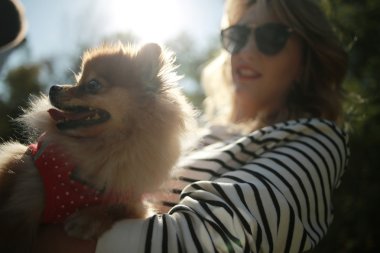 Güneşli bir parkta genç kız