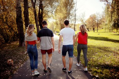 gençlerin sonbahar günü