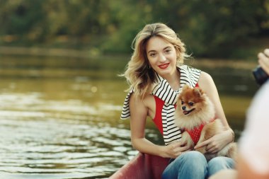 Güneşli bir parkta genç kız