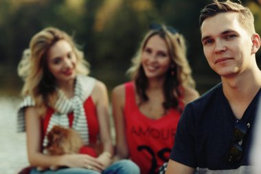 gemide genç insanlar