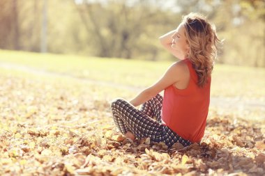 Güzel kız parkta dinlenme