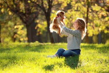 Güneşli bir parkta genç kız