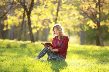 Güneşli bir parkta genç kız