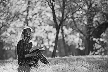 Güneşli bir parkta genç kız