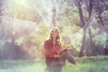 Güneşli bir parkta genç kız