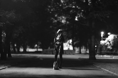 mutlu Kız köpekle parkta yürüyüş