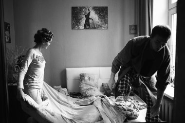 Evdeki genç evli çift.