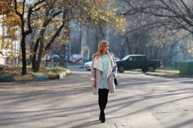 Mutlu güzel kız şehirde yürüyüş