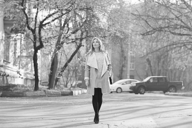 Genç güzel kız şehirde yürüyüş