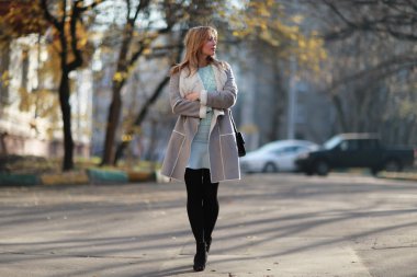 Kız sonbaharda Moskova yüzünden yürüyüş