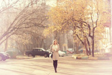 Genç güzel kız şehirde yürüyüş