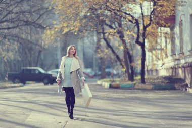 Mutlu güzel kız şehirde yürüyüş