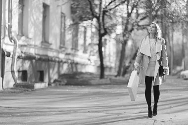 çekici kadın şehirde yürüyüş