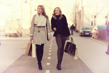 genç kadın şehirde yürüyüş