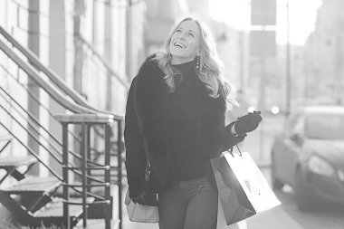 Şehirde yürüyen mutlu bir kadın