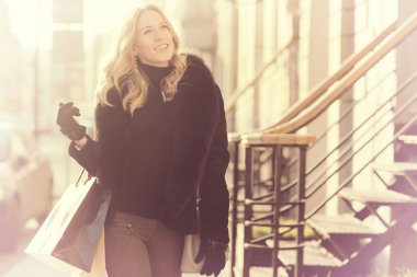 Genç güzel kız şehirde yürüyüş