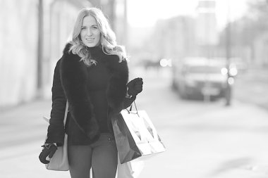 Şehirde yürüyen mutlu bir kadın