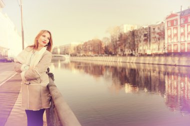 Mutlu güzel kız şehirde yürüyüş