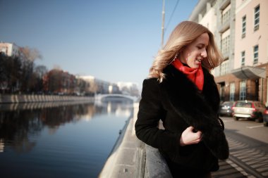 Genç güzel kız şehirde yürüyüş