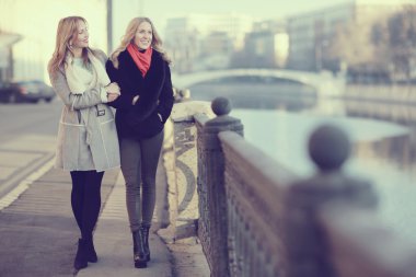 İki güzel genç kız arkadaşım