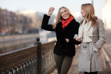 İki arkadaş şehirde yürüyor. 